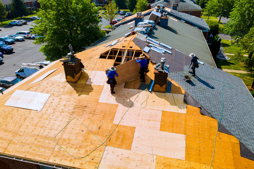Mitarbeiter dachdecken
