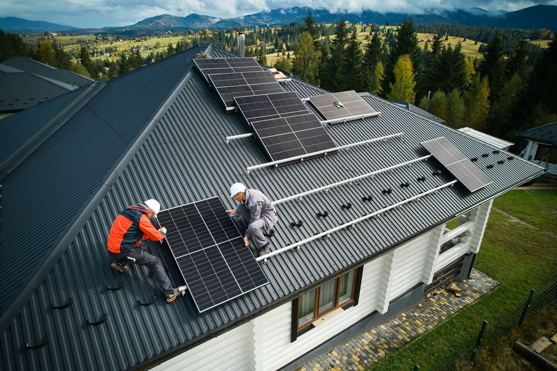 beim Dachdecken werden Solaranlagen angebracht