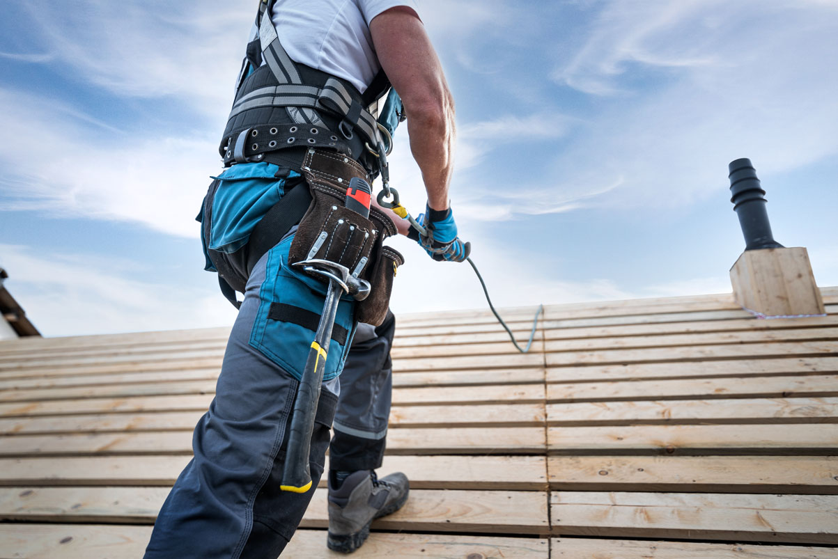 Dachdecker mit Seil für dachdecken