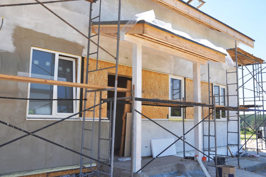 Ein Haus mit einem Gerüst davor