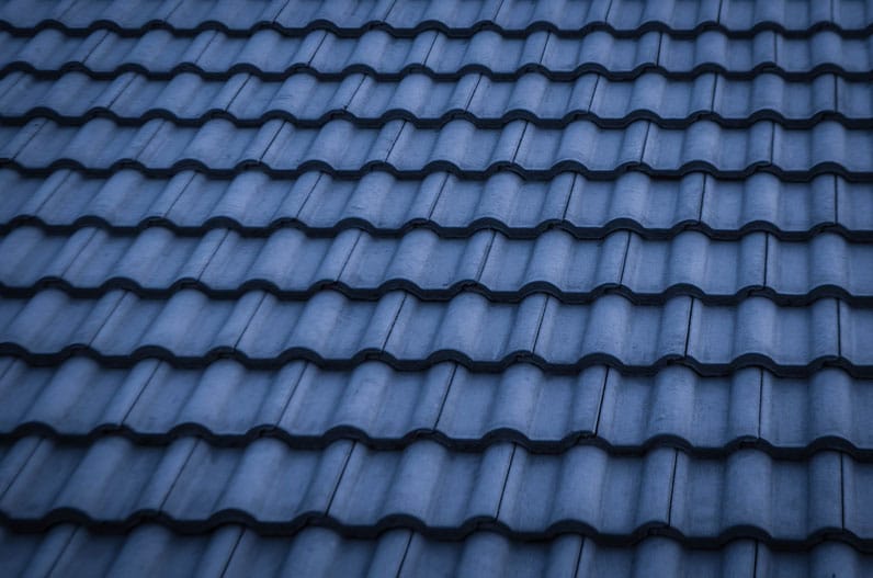 blaue Dächer werden für die Nachhaltigkeit aufgebaut