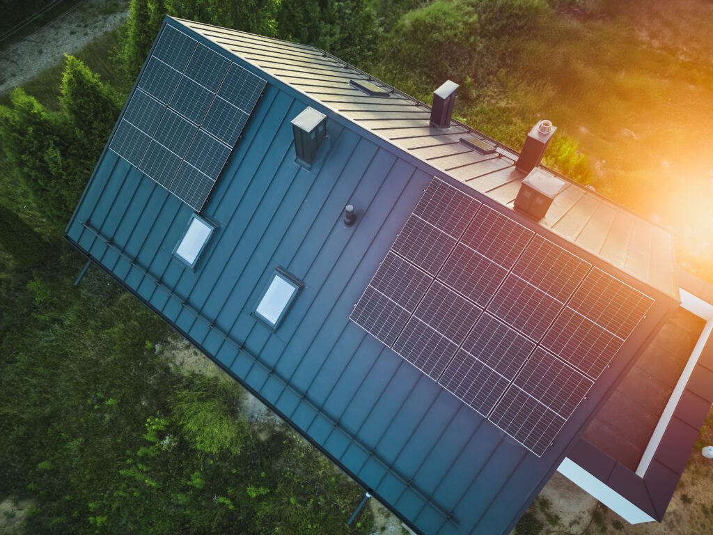 Dachdecker mülheim- Ein Dach mit Solaranlagen