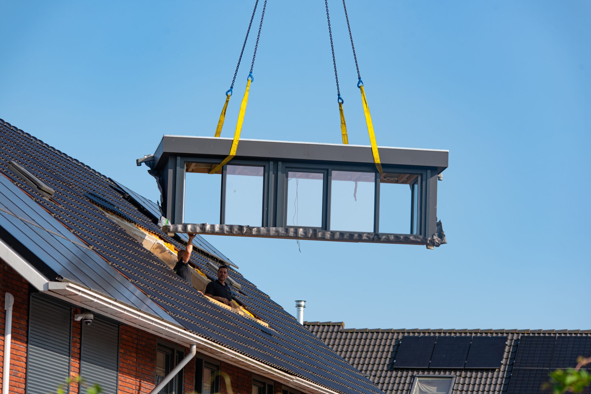 dachdecker Essen Bredeney baut ein Fenster ein
