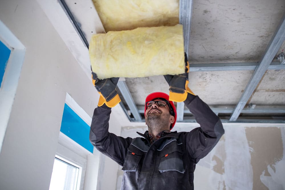 Dachdecker isoliert die Decke